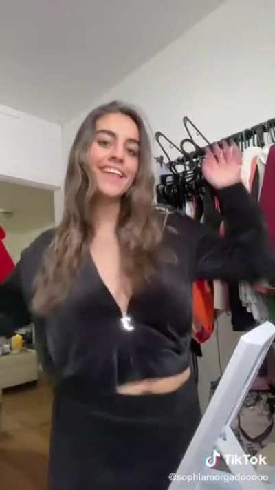 Don't Mind My Hangers 😉 [@sophiamorgadooooo]