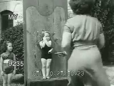 Louella Gallagher швыряет ножи в детей, 1950е
