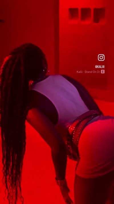 🍑 shaking bent over