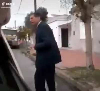 se enojó el cura