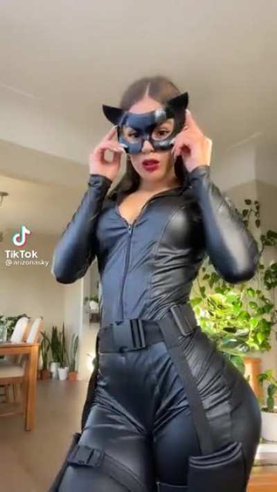 i hope catwomen claws me 😏👀