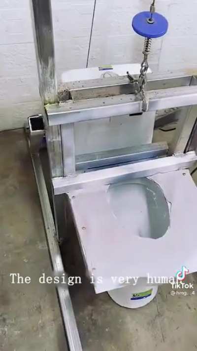 A genius invents a toilet that fixes the water splashing problem