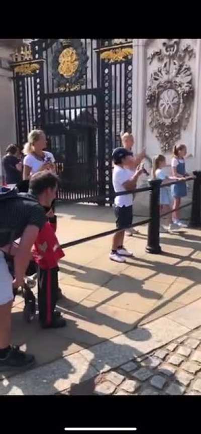 Queen’s Guard being a bro meeting a 5 year old fan outside Buckingham Palace
