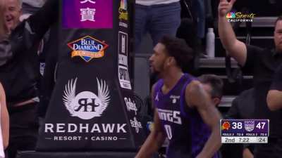 [Highlight] Malik Monk bounces off the trampoline for a slam dunk off the turnover