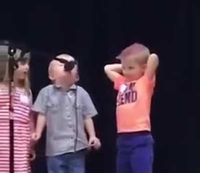 Apparently the kid was supposed to sing “ twinkle twinkle little star “ but