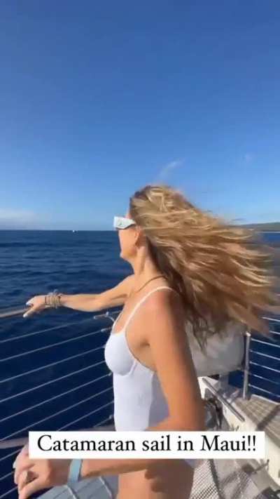 Maria Menounos - Με τις πατου<wbr>σάρες της και την κωλάρα της