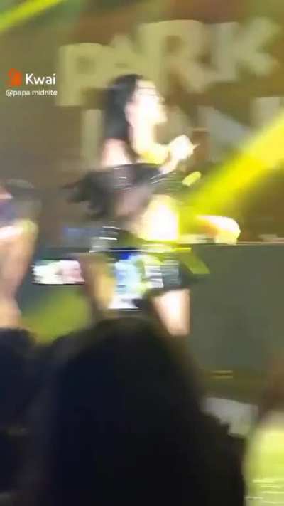 Bella Angel mal fez 18 anos e já está fazendo show semi nua