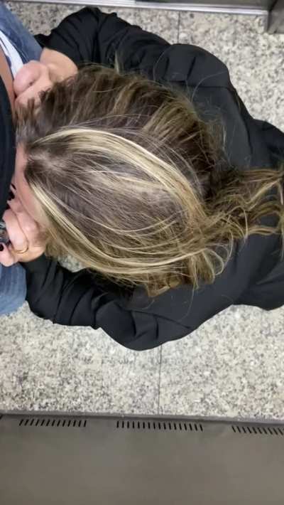 Love to blowjob in the elevator!