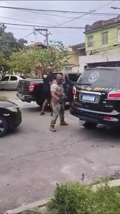A Polícia Federal prendeu hoje em São Gonçalo um homem acusado de ser líder das manifestações golpistas dos bolsominions. A esposa do preso pergunta: 