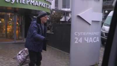 В Москве мужик устроил «соци<wbr>альны<wbr>й экспе<wbr>римен<wbr>т» — перео<wbr>делся в нищего деда и стал просить еду возле «Азбуки вкуса» на Рублё<wbr>вке. За 3 часа ему удалось собрать 2700 рублей, также ему купили доста<wbr>точно много еды. Мы запил<wbr>или подбо<wbr>рку самых «сост<wbr>радаю<wbr>щих» маж