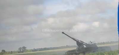 Rare footage of Czech-supplied Ukrainian 152mm SpGH DANA self-propelled howitzer in southern Ukraine, supporting the offensive.