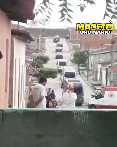 Comentários de moradores do povoado de Piau (Piranhas/AL) durante a passagem da comitiva de Bolsonaro. Eu amo meu nordeste!! hahaha