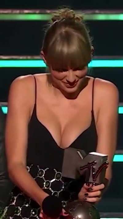This gif of Taylor Swift lives in my head rent free