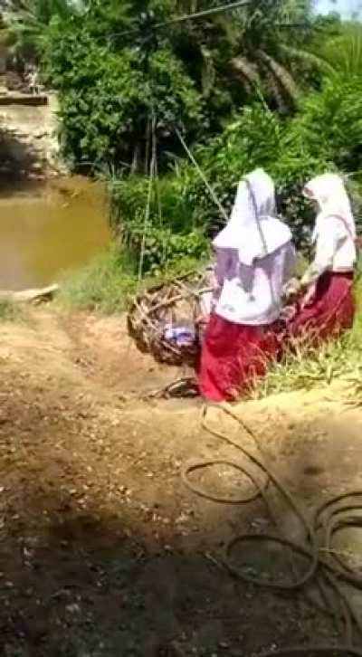 В школу (Индонезия)