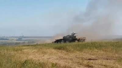 Ru pov: in the Kherson Direction, A Russian T72-B took a direct hit from a Ukrainian ATGM and survived