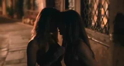 Alison Brie and Aubrey Plaza's hot kissing plot in 'Spin me Round'