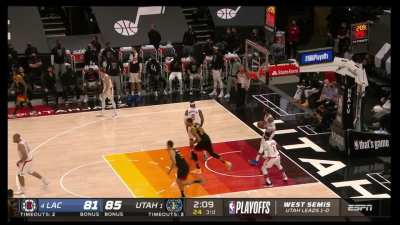 [Highlight] Jordan Clarkson with back to back 3's after Jazz shooting slump