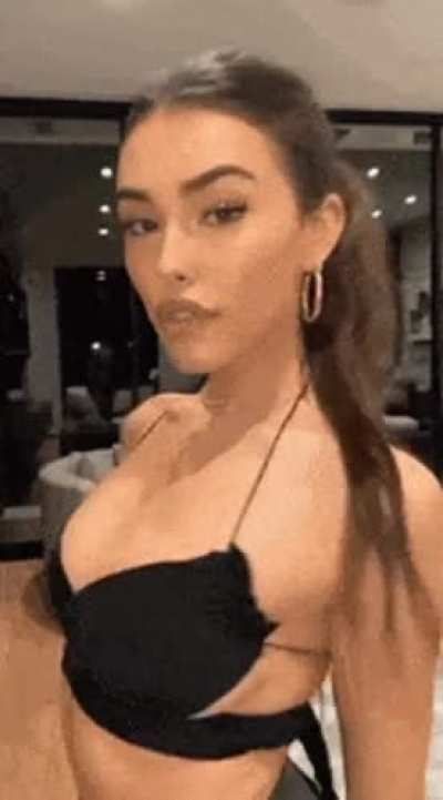 I’m throbbing for her help me cum😩😩<wbr>😩