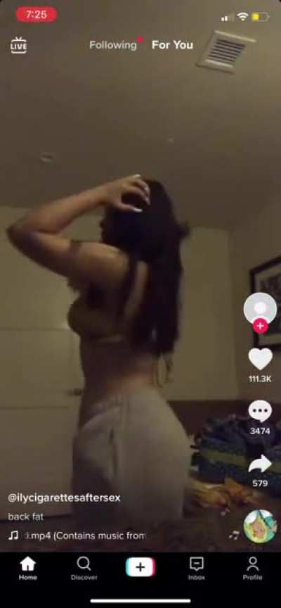 Would you fuck her 🤤