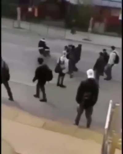el que hace taekwondo.