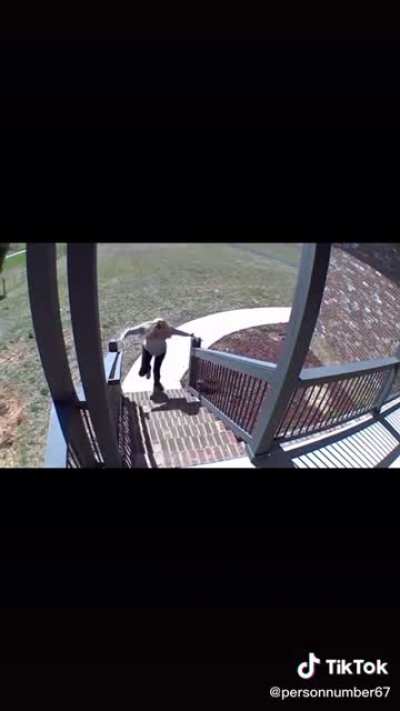 SUpeR gRaPhic ; ViCiOus skUnk tRieS tO maUl HuMAn iN bloOdy RaGe!!