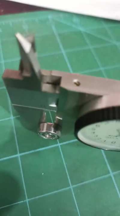Bearing and calipers are magnetic only when the jaws are open. Why is this happening?