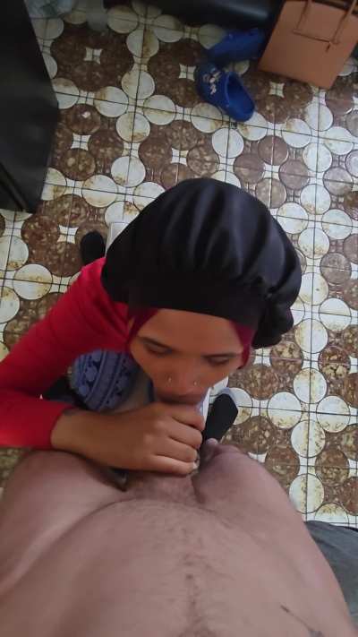 Mariah sucking my dick in her knees