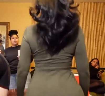 Queen Naija makin it clap