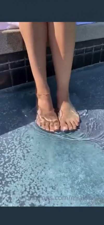 Mia Khalifa wet Feet & Soles