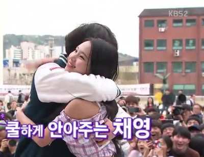 Chaeyoung huggs a fan