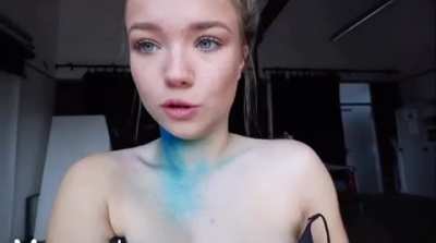 Weiteres Gif aus dem Video: Was tue ich hier und warum bin ich halb nackt?