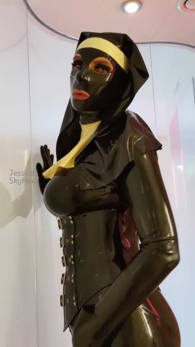 Enter my kinky latex world!.