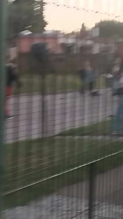 Pelea barrial en zona oeste Ituzaingó hombre quería pegarle a una mujer.