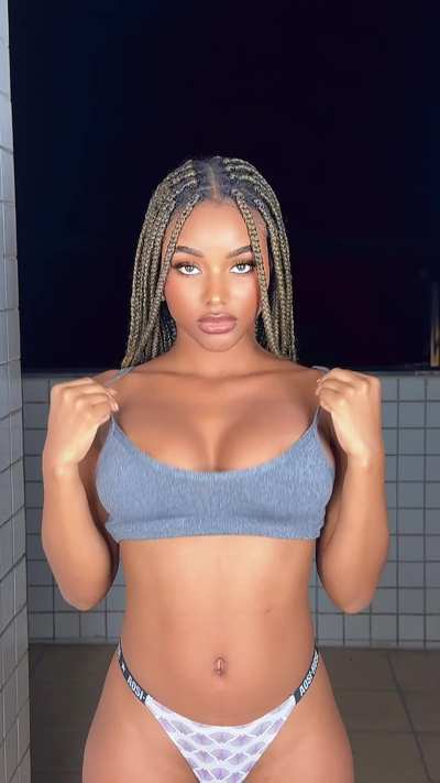 This ebony face was made to be cummed on… who’s volunteering first?