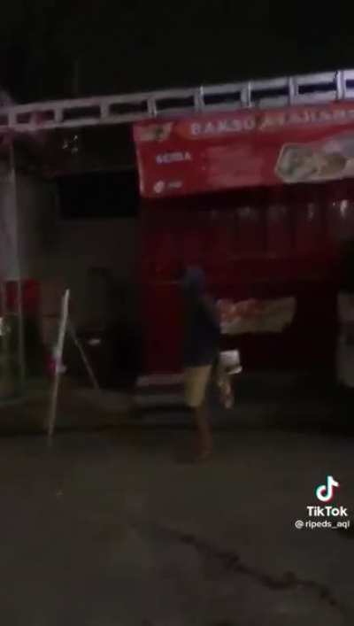 Yang lama dengan yang baru (ondel2 sama maskot mixue)