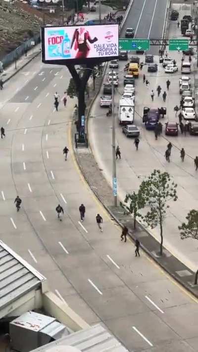 Fighting in the streets of Ecuador between gangs and security forces