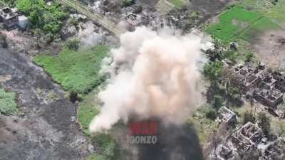 RU POV: Russian Stormtroopers trows Anti-tank mine inside Ukrainian held house. Niu-York, 48.31659481318258, 37.84691333770753