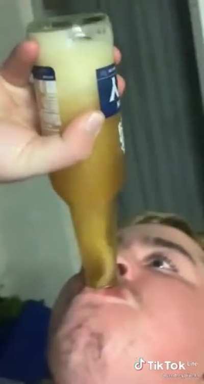 Tentei tomar água assim e n consegui