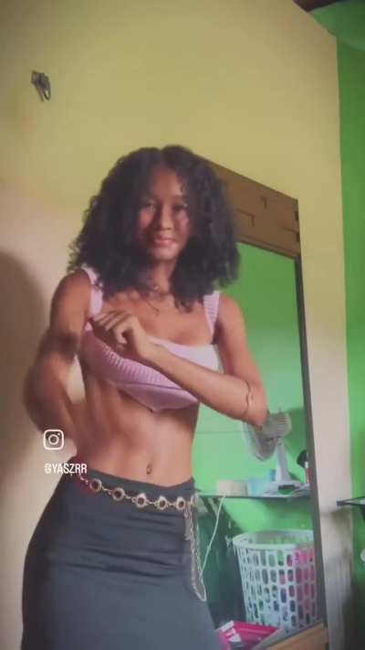 Yasmin Abreu pretinha magrinha