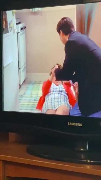 Segment off the tv from every body loves Raymond. Watch closely Patricia not wearing panties