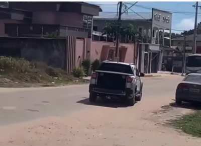 O carro da cobrança está passando na sua rua, é o carro da cobrança 