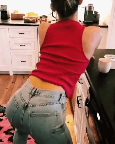 Dreaming of Miley Cyrus grinding her perfect ass on me