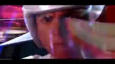 Corrida final de Speed Racer com a música Eurobeat: The Top.