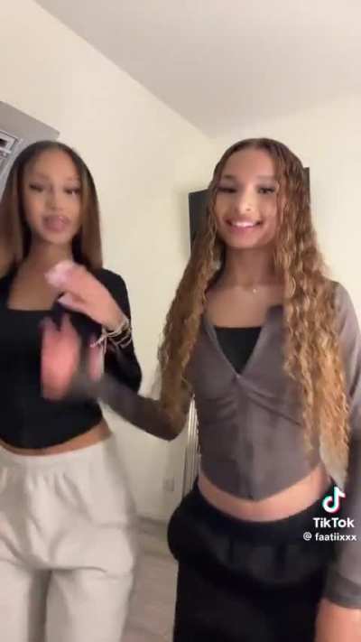 Bonne métisse vraiment bonne gros cul bouge ces fesse sur ça copine