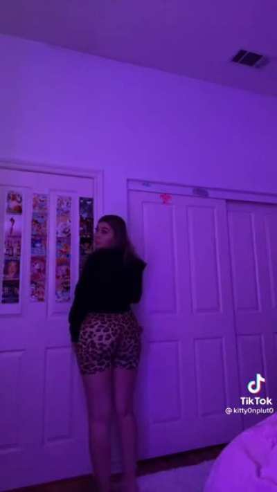 Damn I Love These Leopard Shorts On Females The Jiggles Are Always Insane😍