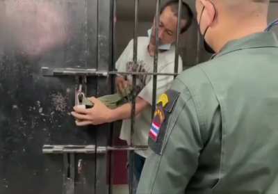 Man demonstrates how he breaks a lock.