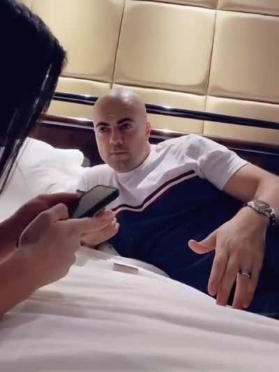 Баба купила что-то в магаз<wbr>ине Gucci за 11000$ со скидкой (изна<wbr>чальн<wbr>ая цена товара 20000$). Она оплат<wbr>ила покупку картой своего мужика. Мужик естес<wbr>твенн<wbr>о в ахуе. Пранк это или нет, неизв<wbr>естно )