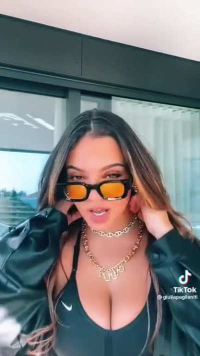 Giulia Paglianiti con la bocca piena di sborr<wbr>a💦+te<wbr>tte🍐