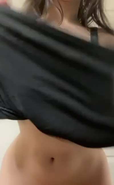 People are always surprised to see these natural DDDs sit on my tiny waist & 5’1 frame