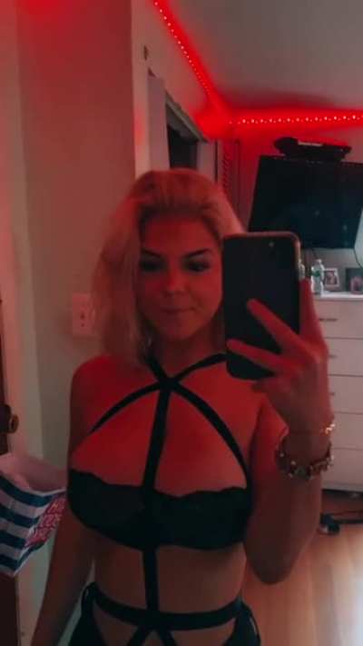 @sama<wbr>nthas<wbr>immon<wbr>ss // Age 18 // She fine fine 🥴